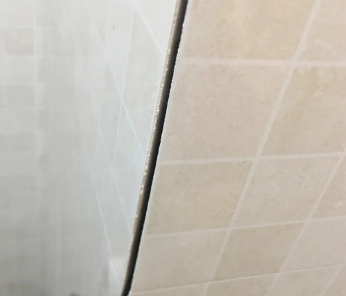 鹤壁瓷砖空鼓维修公司分享阳台瓷砖脱落的修复过程可以分为以下几个步骤
