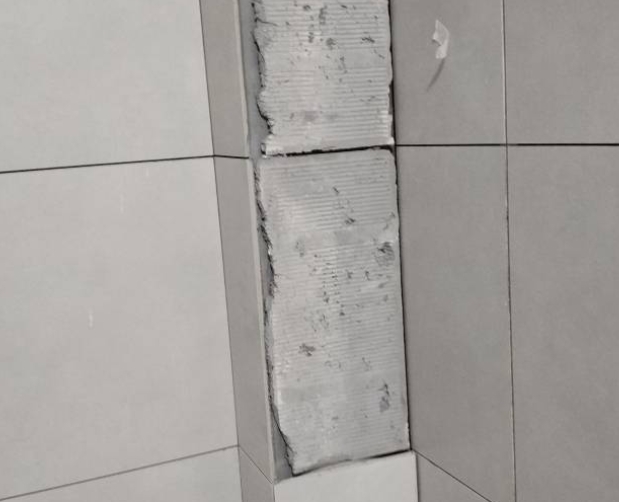 鹤壁瓷砖空鼓维修公司分享下瓷砖施工前基层浇水润湿程度不足，可能导致以下问题