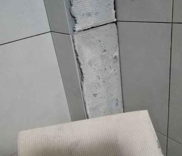 鹤壁瓷砖空鼓维修公司分享下厨房瓷砖脱落的补救措施。